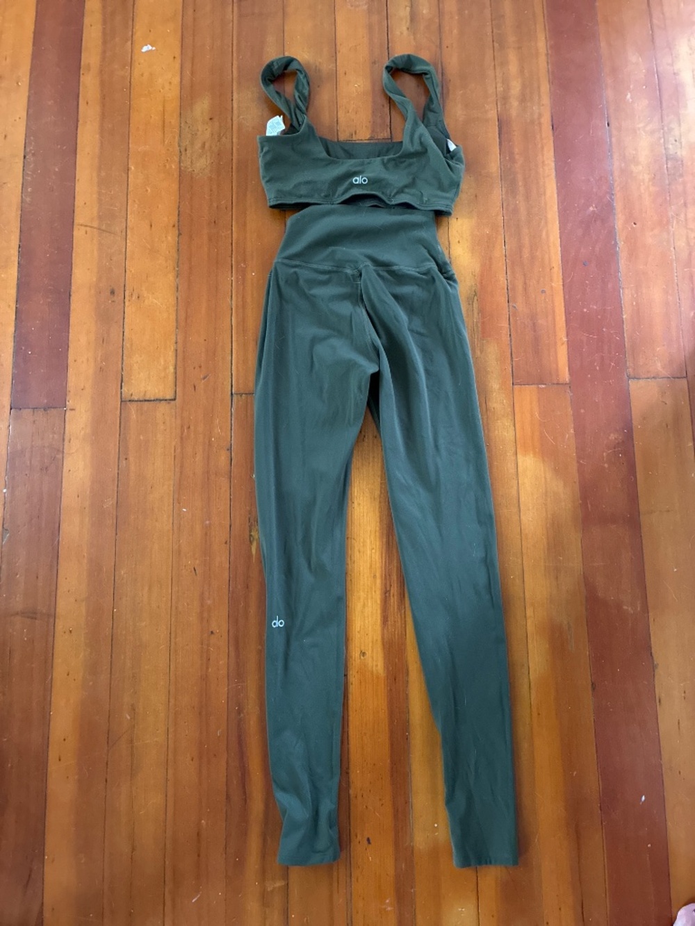 Alo Matching Set - Picture 4 of 4